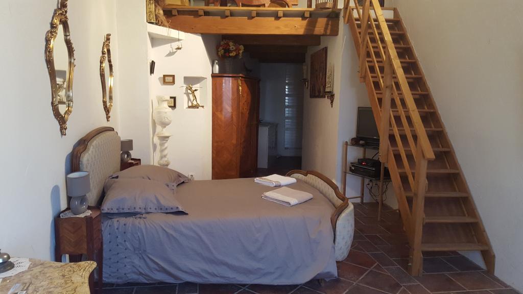 Les Croisees Bed & Breakfast Castillon-du-Gard Exterior photo
